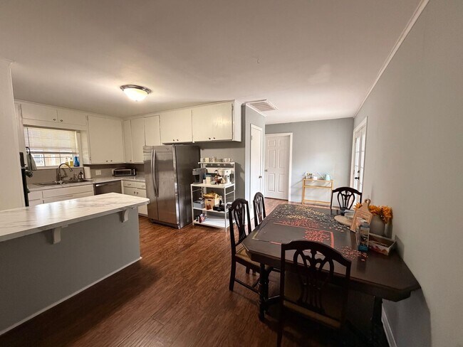 Building Photo - 3 bedroom 2 bath near U of A campus - a must see!