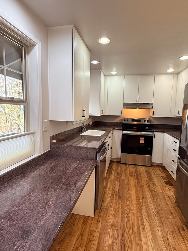 Building Photo - 200 Oregon Terrace