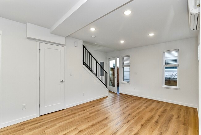 Building Photo - 1040 S Donovan St