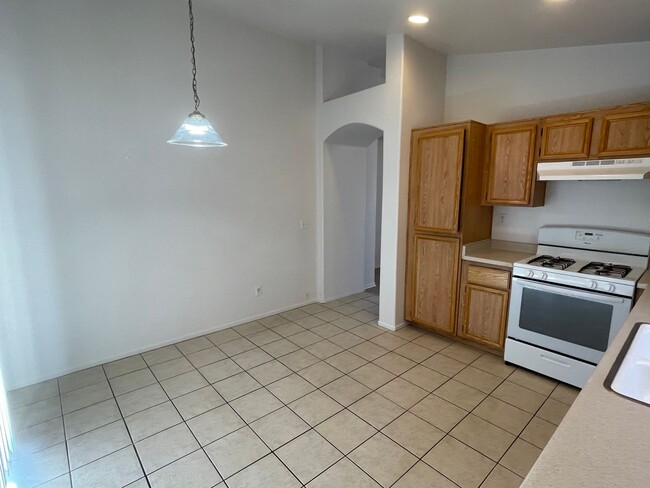 Building Photo - Adelanto Home-3 Bedrooms,2 Bathrooms, Lami...