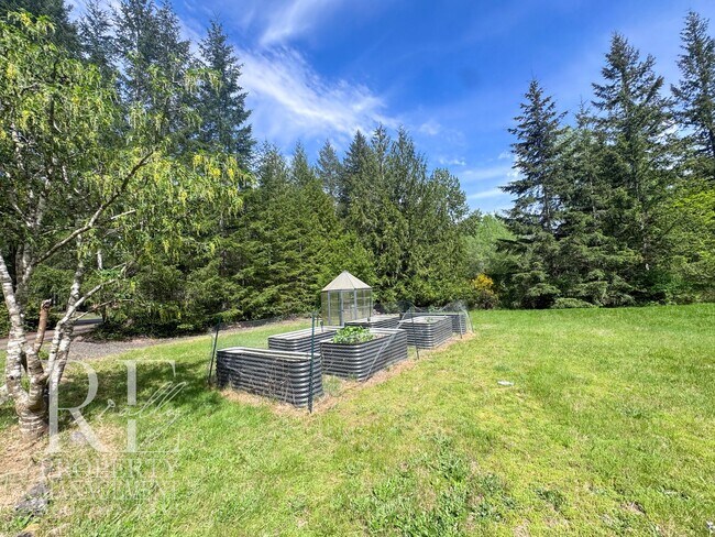 Building Photo - Bright & Spacious Split-Level Home with Gourmet Kitchen, Skylight & Expansive Yard