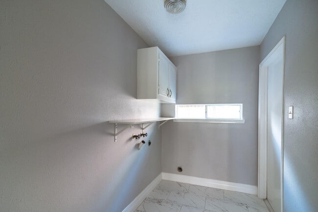 Building Photo - 25535 Wingfield Ln
