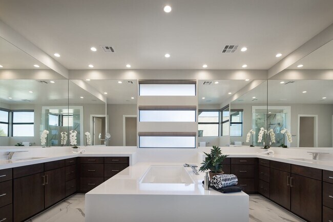 Building Photo - Exceptional 3-Bedroom Home in the Ridges