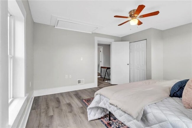 Building Photo - 305 1/2 E Lutton St