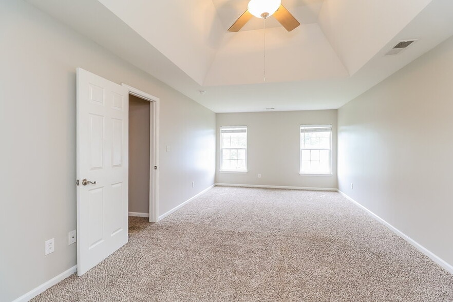 Building Photo - 6415 Glenolden Dr