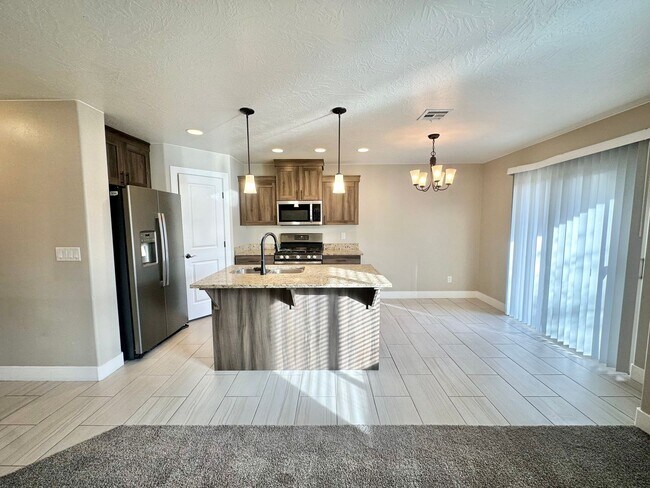 Building Photo - Desert Hills Gem!