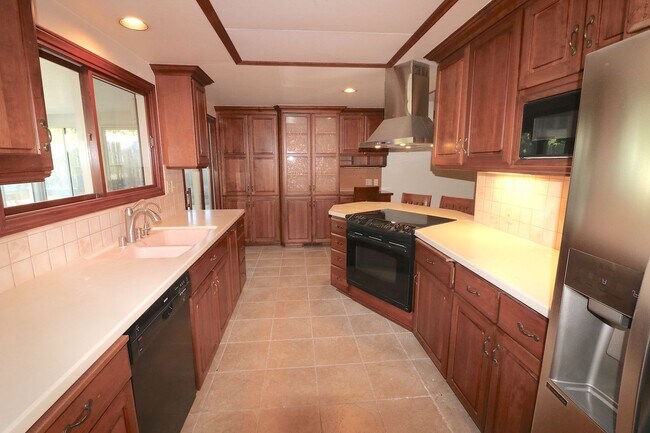 Building Photo - 3/2 house in North Clairemont! 2 car garag...