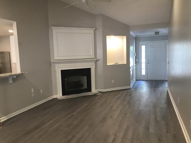 Building Photo - 220 Lake Linden Dr