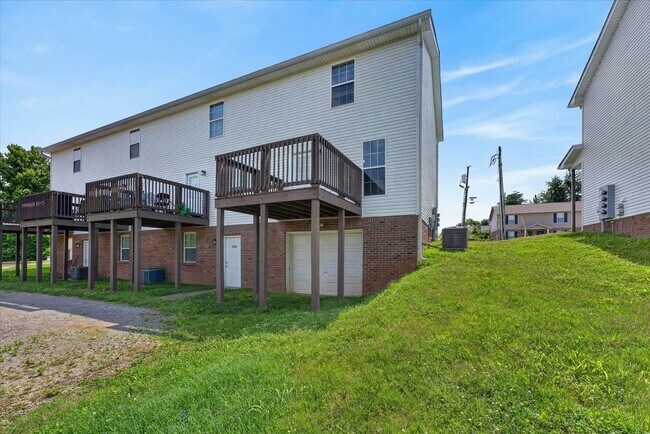 Building Photo - Pet Friendly Two Bedroom!