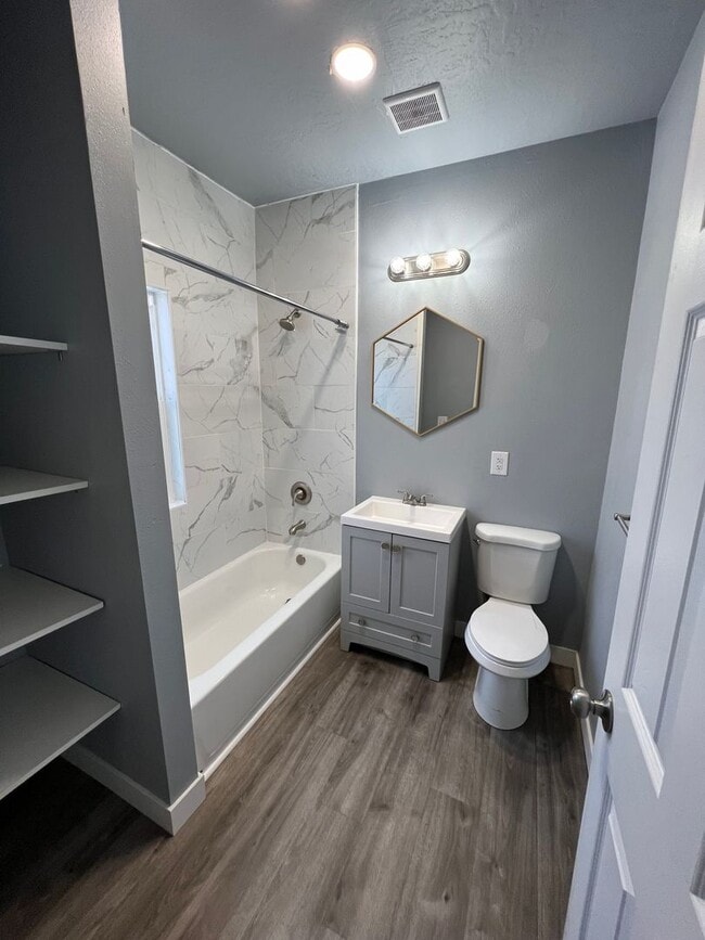 Building Photo - Charming 3 Bedroom 2 Bathroom House!!