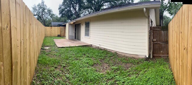 Building Photo - 9405 Newberry Dr