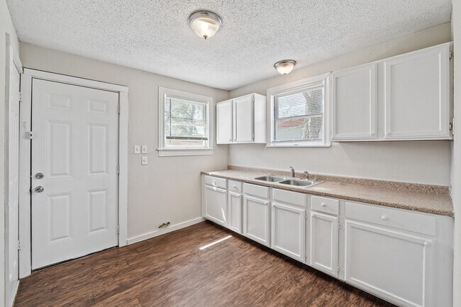 Building Photo - 205 Stimpson St