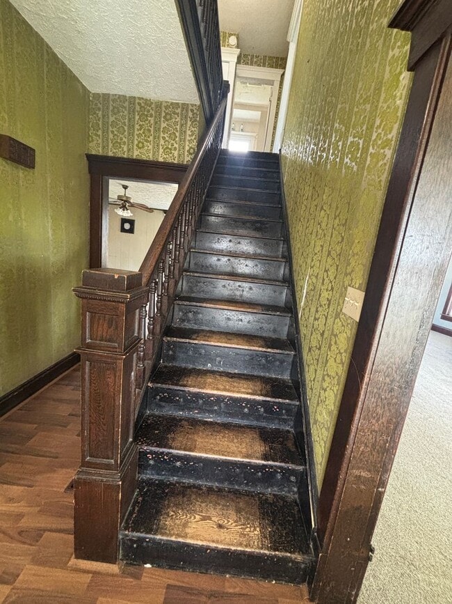 Building Photo - 4 Bedroom, 2 Bathroom House