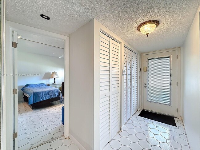Building Photo - 3501 Inverrary Dr
