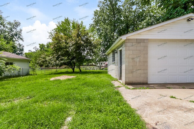 Building Photo - 1512 Sharon Dr