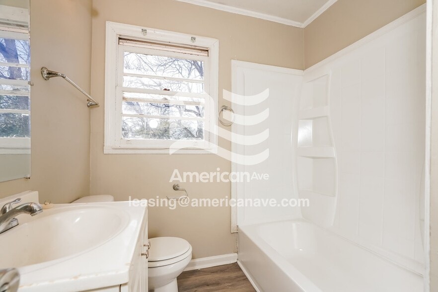 Building Photo - 3042 Bethune Ave