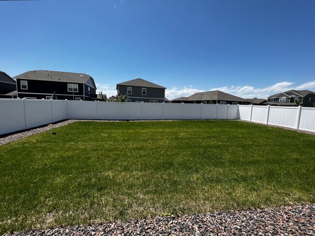 Building Photo - 4 Bed 3 Bath Available August 1st in Windsor!!!