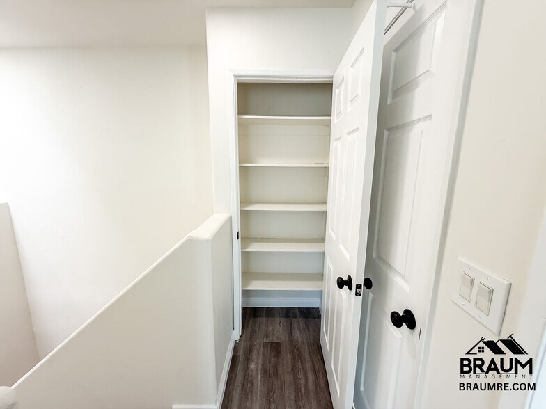 Building Photo - 11035 Moorpark St