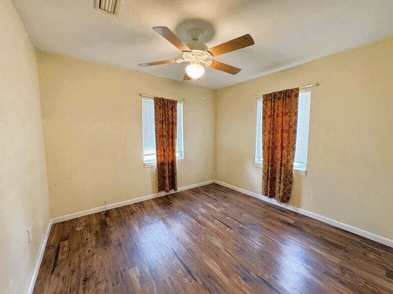 Building Photo - Cozy 3 Bedroom Home with Updated Kitchen and Spacious Yard in Port Charlotte
