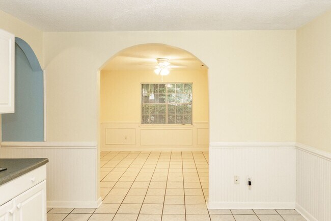 Building Photo - Beautiful 4 bedroom in the heart of Mossy ...