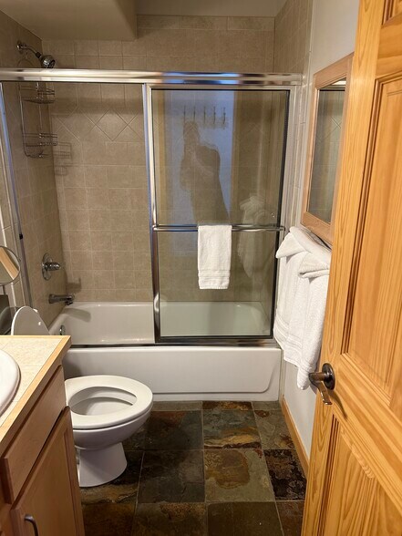 Building Photo - 424 Wolf Park Ln