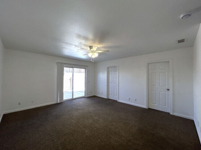 Building Photo - AVAILABLE NOW!! 3 Bedroom 2 Bath Apartment...