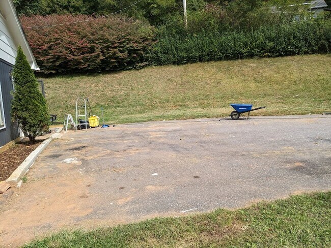 Building Photo - What a VIEW! Beautiful 3BD/2BA Ranch Style House in Speedwell Acres offered exclusively by Wester...