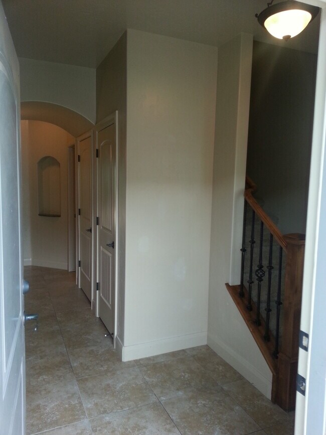 Building Photo - Townhome with Pool and Playground!