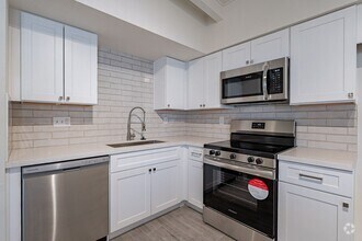 Building Photo - Updated townhome near Central Phx/Biltmore!