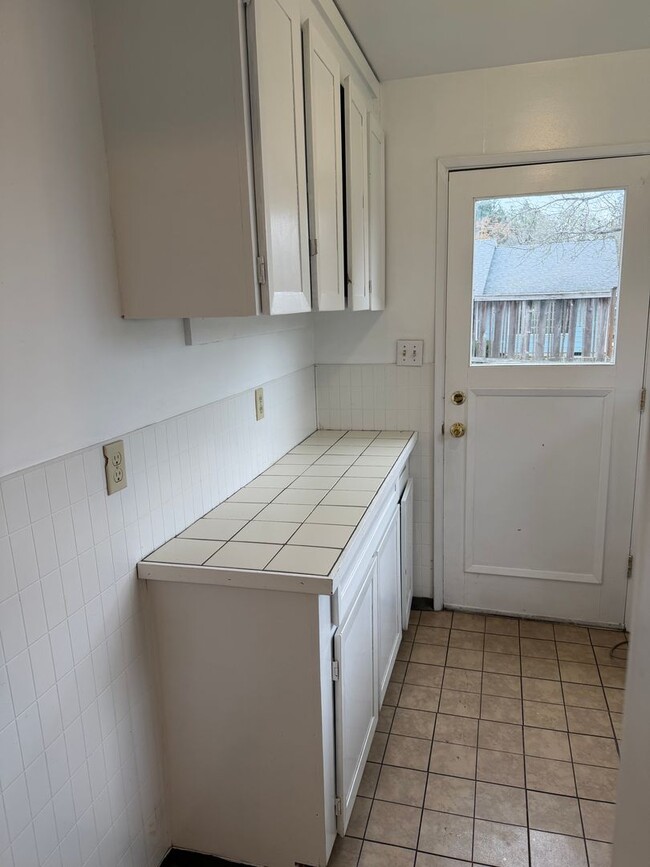 Building Photo - Updated 4 bedroom, 1 bath home in Eugene!