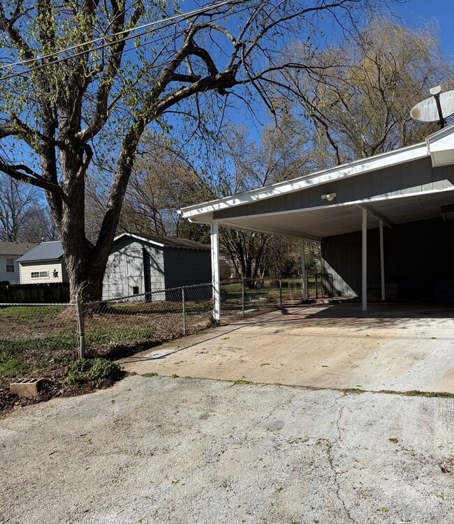 Building Photo - 4 bedroom/1 bath/detached storage building