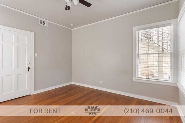 Building Photo - "Charming 2-Bedroom Retreat with Gleaming Hardwood Floors in Prime San Antonio Location!"