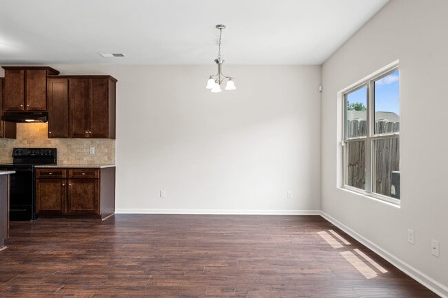 Building Photo - 3 Bedroom Townhome in Jonesboro!