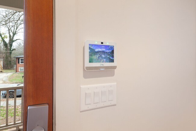 Building Photo - Conveniently Located 4bd/3ba Home Minutes From ATLBeltLine w/ Private Backyard!