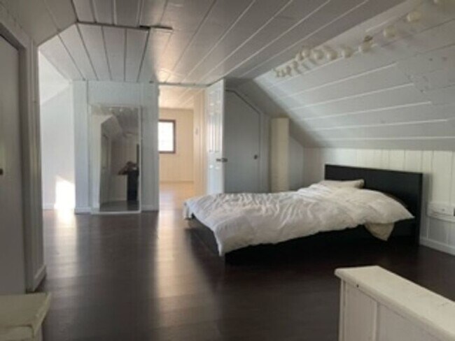Building Photo - Lake Oakland Lakefront Home - 3 Bedroom 2 ...