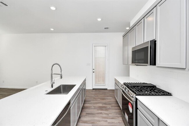 Building Photo - 5535 Holly Hvn Ct