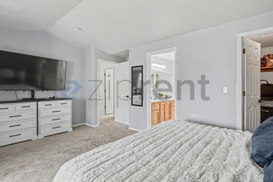 Building Photo - Unit