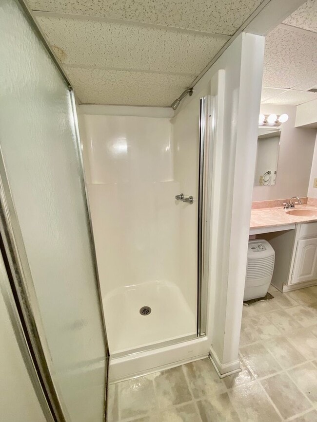 Building Photo - South AVL - Spacious 1/1 Apt with Sunroom!