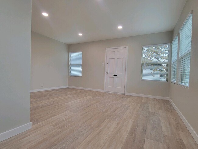 Building Photo - 2221