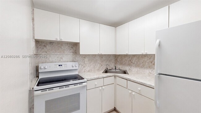 Building Photo - 666 W 81st St