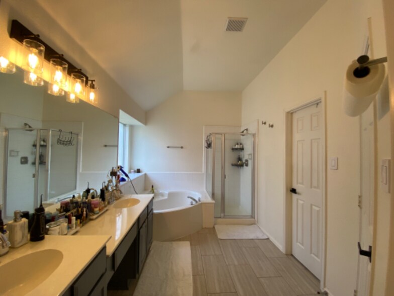 Building Photo - 1215 Heather Brook Dr