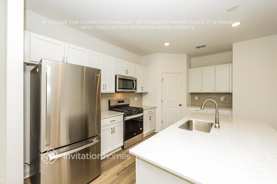 Building Photo - 833 Molly Ln