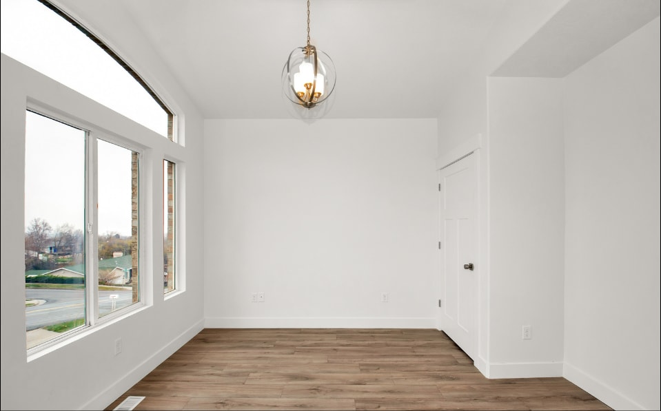 Building Photo - 1511 Lakeview Dr