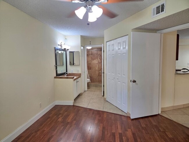 Building Photo - Upgraded 2BR/2BA – Gated Community, Great Amenities!