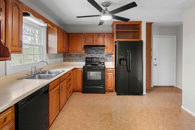 Building Photo - Spacious Ranch Home