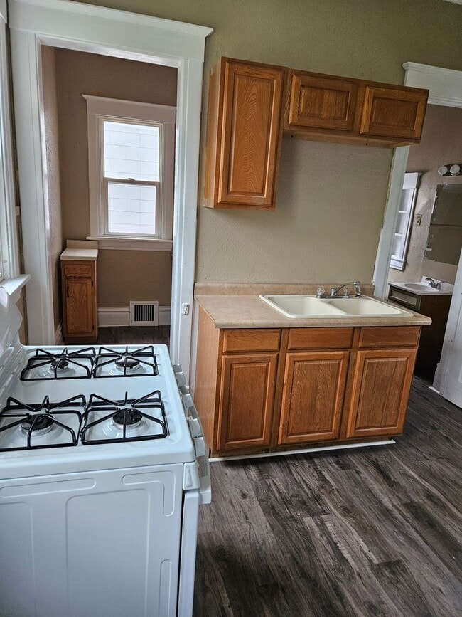 Building Photo - 1ST MONTH RENT FREE!!!