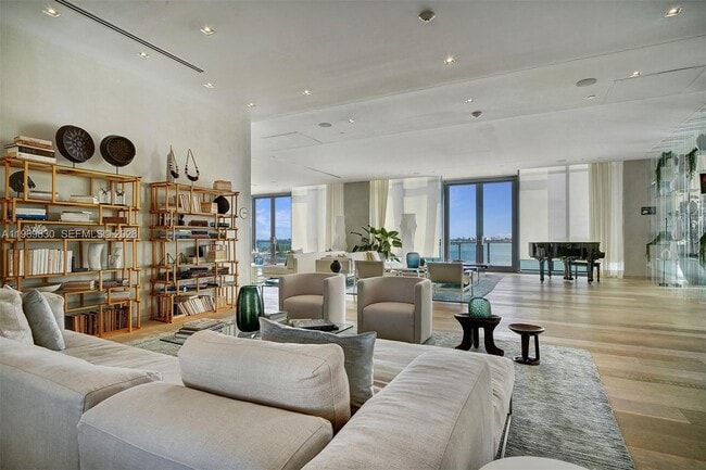 Building Photo - 3131 NE 7th Ave