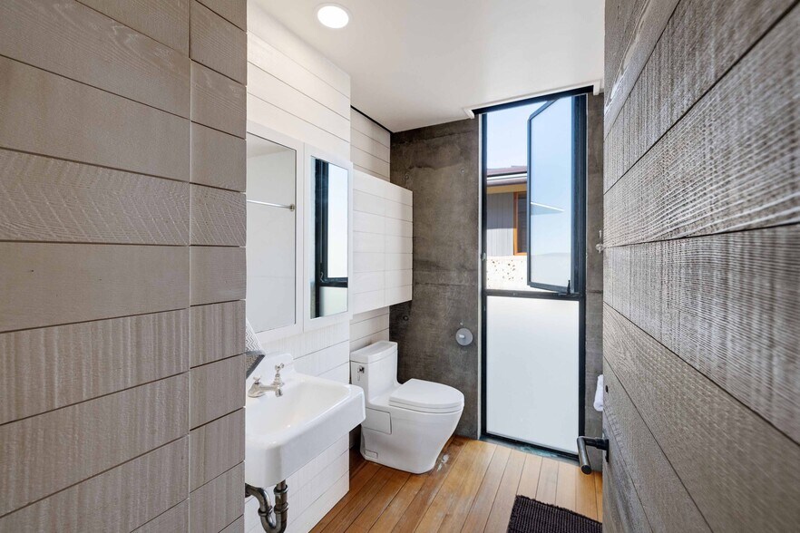 Building Photo - 1812 The Strand