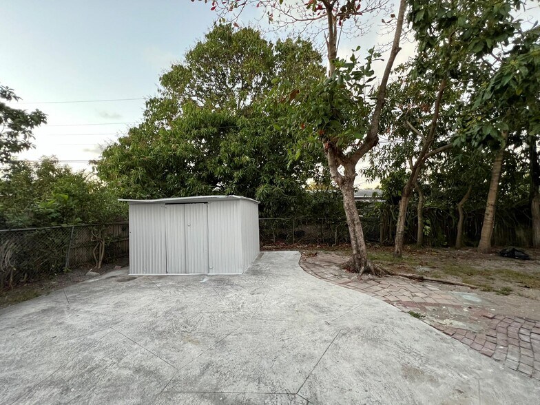 Building Photo - 285 NE 43rd St