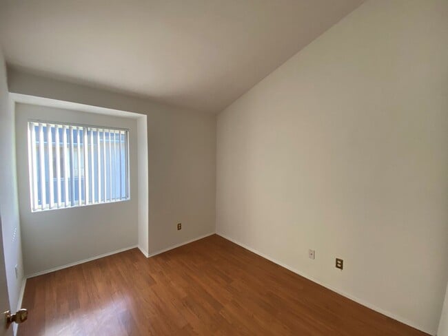 Building Photo - *MOVE IN SPECIAL!* Lovely 2 Bedroom plus den 2.5 bathroom Townhome in Gated Community